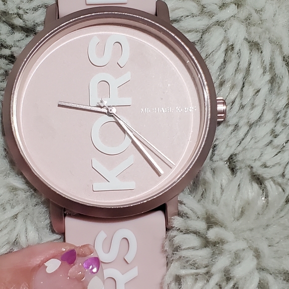 Michael Kors silicone watch💗 - Picture 3 of 13
